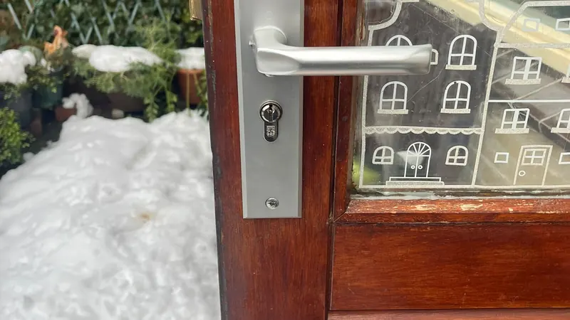 Nieuw langschild met cilinder op een voordeur
